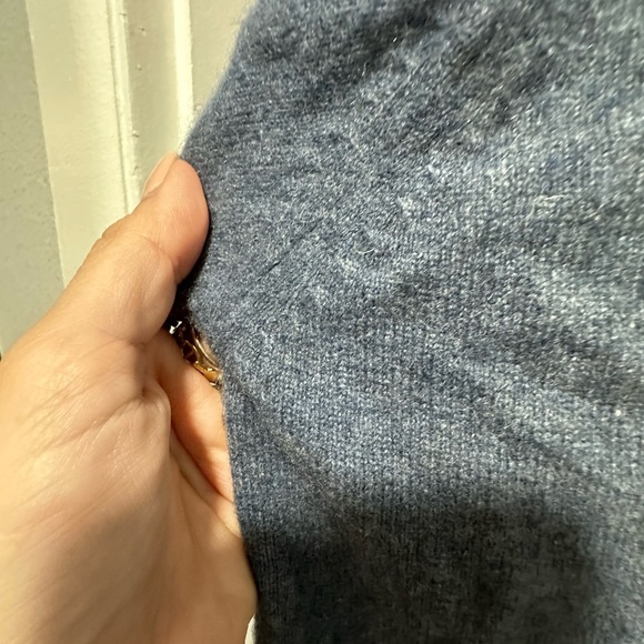 GOBI Men's Cashmere Blue V-Neck Sweater size Large EUC - Picture 4 of 5